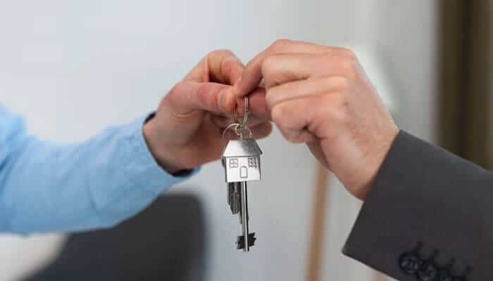 Tenant moving out and handing over rental property keys to the landlord during move-out