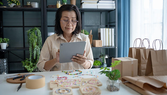 Selling Handmade Goods - Startupeditor | Startup Editor How to make money from home by selling handmade crafts and jewelry online for additional income