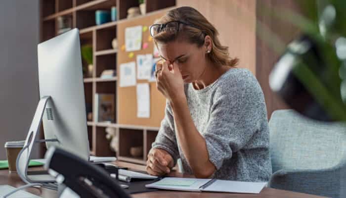 How to Recognize Severe Stress - Startupeditor | Startup Editor Woman experiencing workplace stress while learning which stress level is limit setting the correct staff response