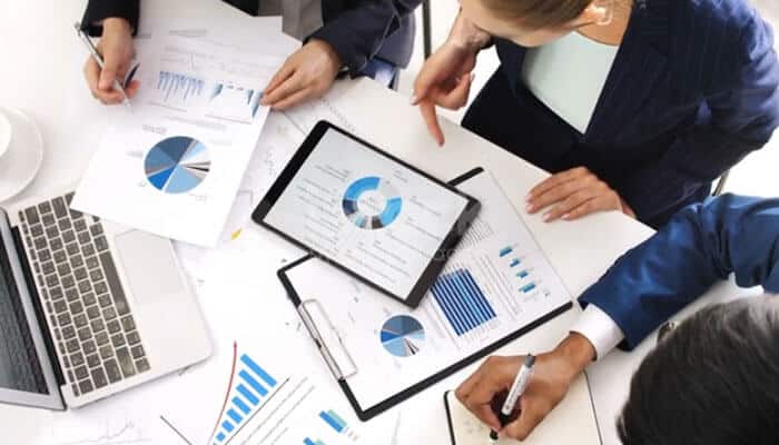 How to Value a Revenue-Generating Startup - Startup Editor | Startup Editor Startup Valuation strategy session where professionals analyze business performance reports, equity factors, and startup funding calculations