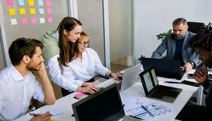 How Entrepreneurs Can Balance Work and Leadership - Startup Editor | Startup Editor Professional team meeting demonstrating How to Balance Work and Leadership through collaboration, shared responsibilities, planning, and effective workload management.