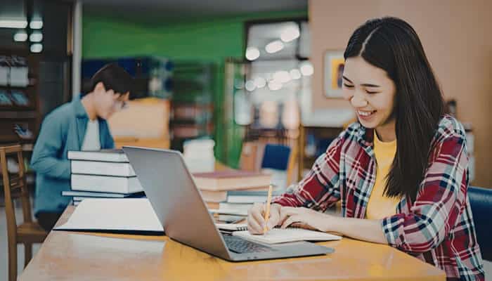 How Long Does a CRI Student Loan Transfer Take? - Startup Editor | Startup Editor Student reviewing CRI Student Loans information online to understand federal loan transfers, repayment plans, billing, and account management options.