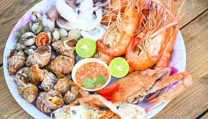 Is Seafood Platter Dreamlight Valley Good for Making Money? - Startup Editor | Startup Editor Seafood Platter Dreamlight Valley seafood selection featuring shrimp, crab, shellfish, lime, and dipping sauce arranged on a serving plate.